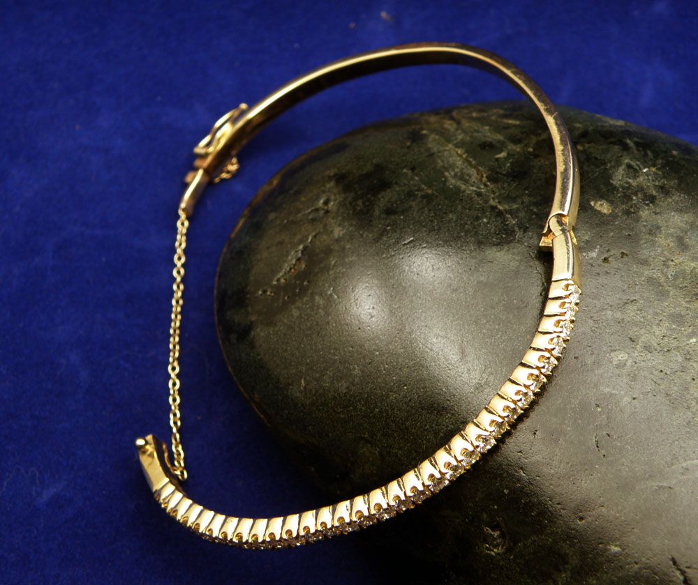 Beautiful 2.15CTTW. Diamond (SI/GH) Bangle in 14K Yellow Gold, 6.5inch Beautiful 2.15CTTW. Diamond (SI/GH) Bangle in 14K Yellow Gold, 6.5inch