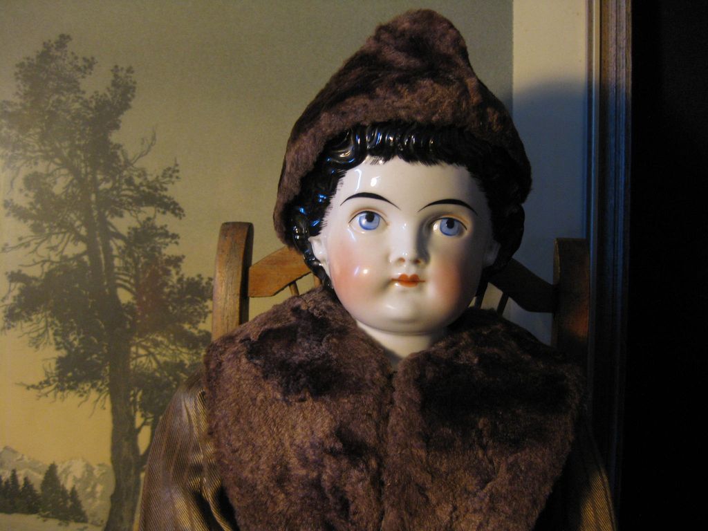 23" Kling with windblown hair, exposed ears in 1870s-80s costume and AMAZING antique rocking chair. 23" Kling with windblown hair, exposed ears in 1870s-80s costume and AMAZING antique rocking chair.