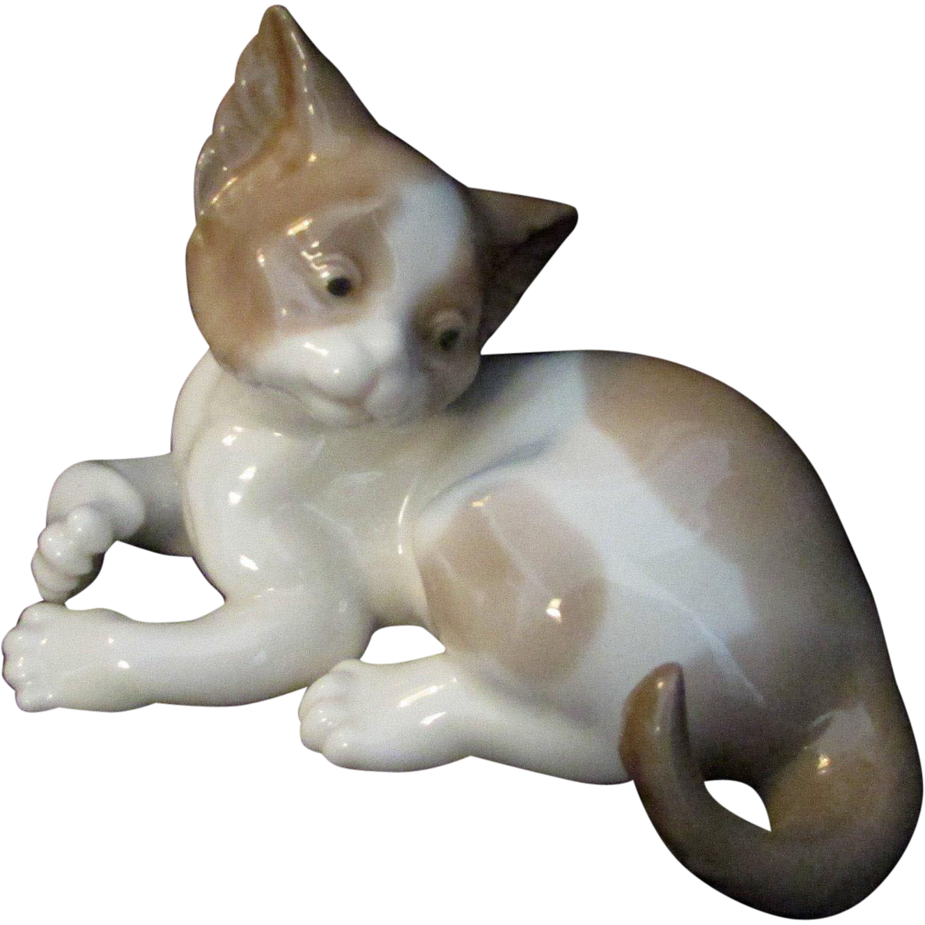 lladro cat with flowers