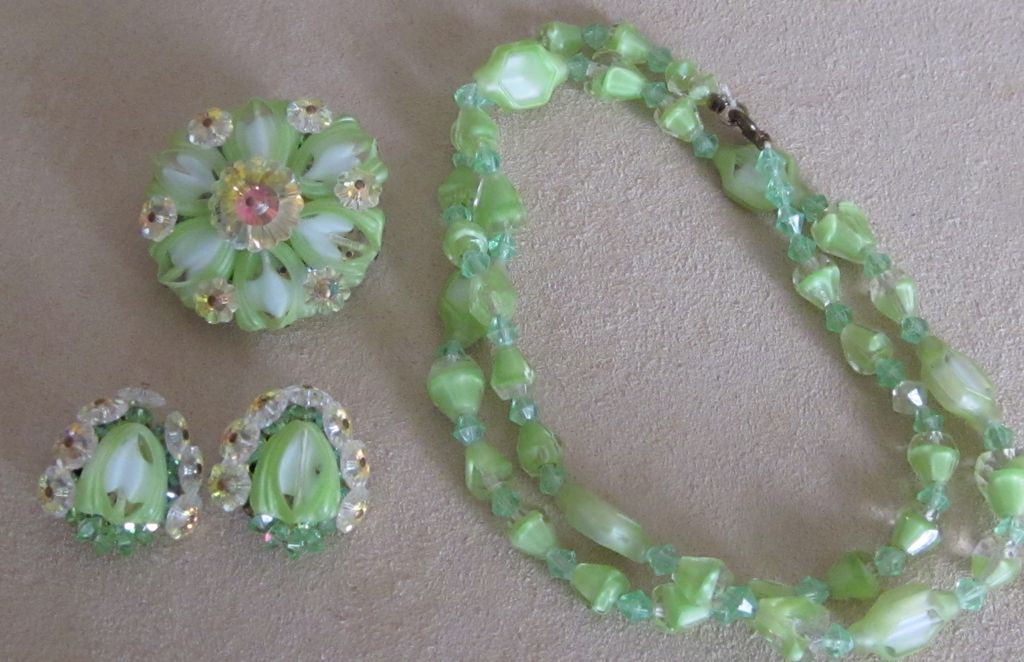 Vintage yummy 3 piece necklace, brooch and earring set Vintage yummy 3 piece necklace, brooch and earring set