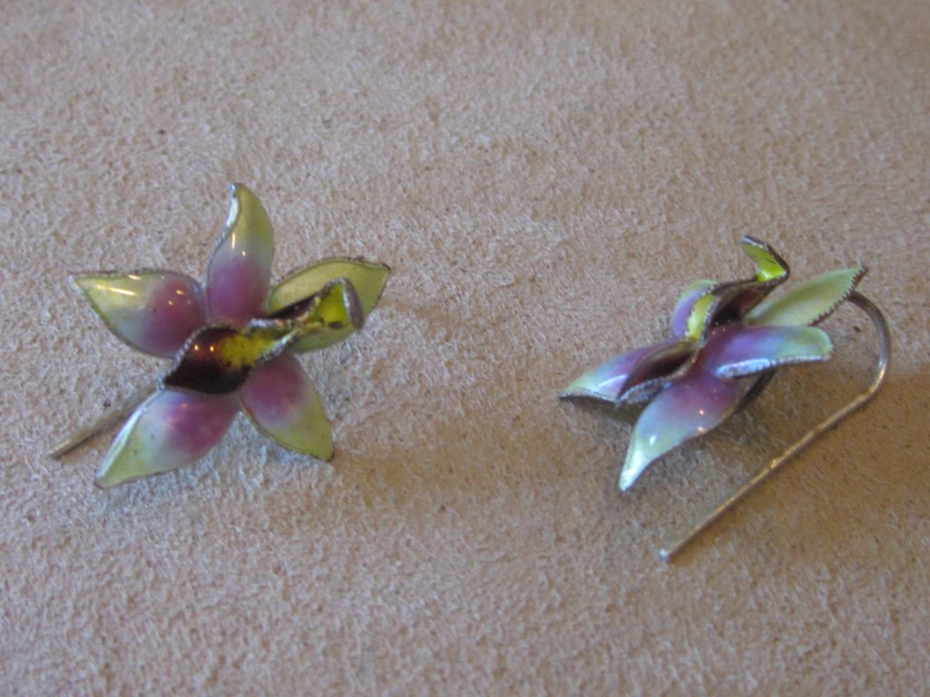 Very Special Enamel Wire Vintage Earrings Very Special Enamel Wire Vintage Earrings