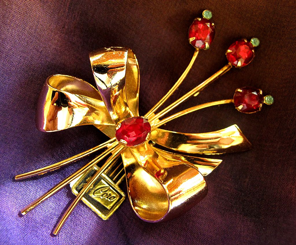 Vintage CORO Gold Tone Red Rhinestone Flower - Original Hang Tag Vintage CORO Gold Tone Red Rhinestone Flower - Original Hang Tag
