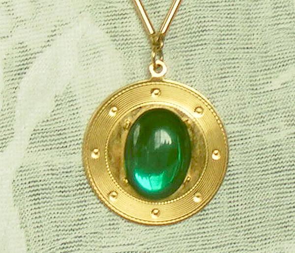 Vintage Emerald Green Glass Crystal Pendant Necklace Vintage Emerald Green Glass Crystal Pendant Necklace