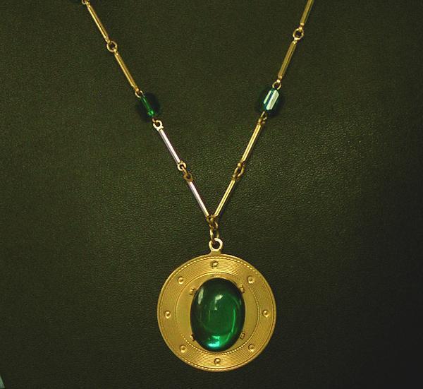 Vintage Emerald Green Glass Crystal Pendant Necklace Vintage Emerald Green Glass Crystal Pendant Necklace