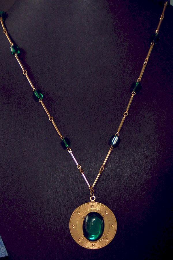 Vintage Emerald Green Glass Crystal Pendant Necklace Vintage Emerald Green Glass Crystal Pendant Necklace