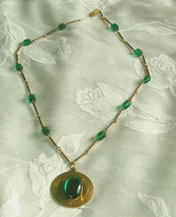 Vintage Emerald Green Glass Crystal Pendant Necklace Vintage Emerald Green Glass Crystal Pendant Necklace