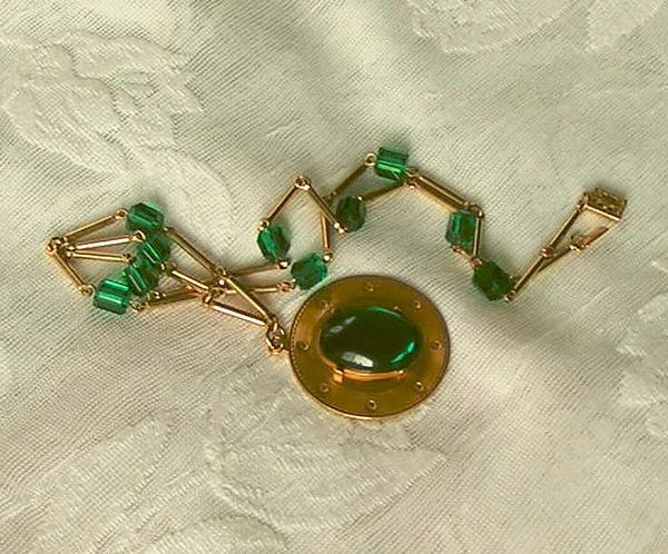 Vintage Emerald Green Glass Crystal Pendant Necklace Vintage Emerald Green Glass Crystal Pendant Necklace