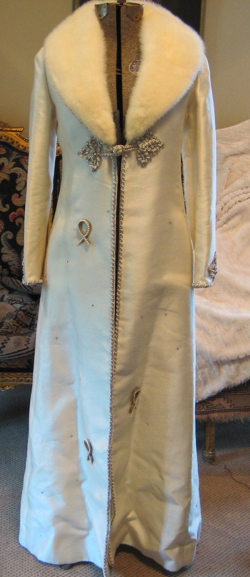 Vintage Formal White Fur Collar Full Length Designer Coat Vintage Formal White Fur Collar Full Length Designer Coat