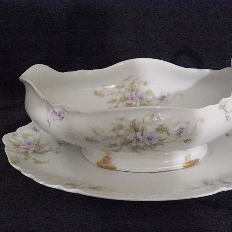 Haviland sauce/gravy boat set Limoges porcelain Haviland sauce/gravy boat set Limoges porcelain