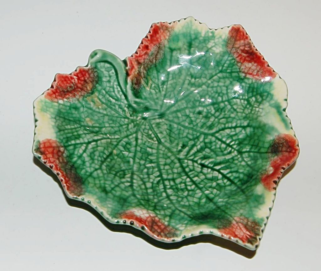 Vintage Bordallo Pinheiro Grape Leaf Majolica Small Serving Dish Vintage Bordallo Pinheiro Grape Leaf Majolica Small Serving Dish