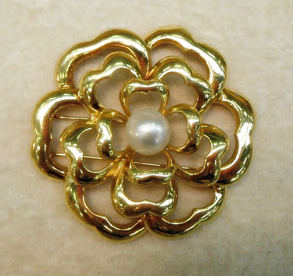 Vintage CHANEL "Camellia" Flower 18K Yellow Gold Brooch With South Seas Pearl Vintage CHANEL "Camellia" Flower 18K Yellow Gold Brooch With South Seas Pearl