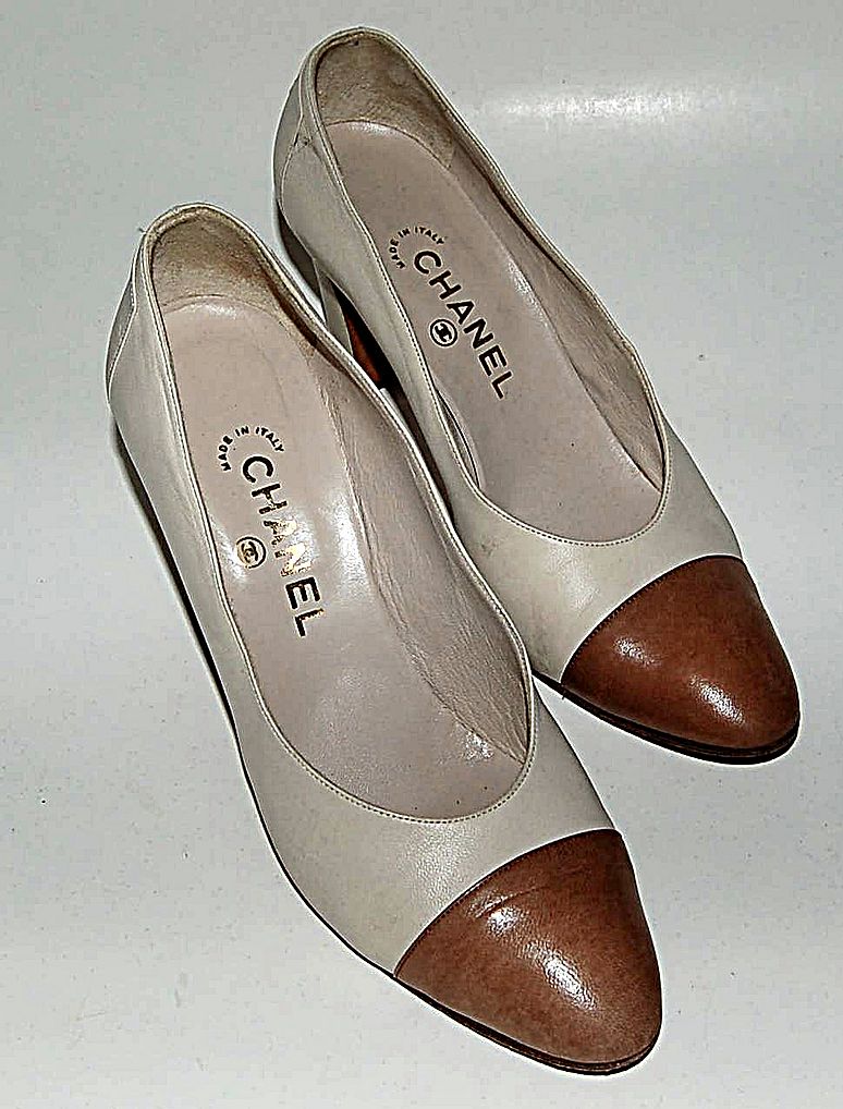 Vintage Classic CHANEL Pumps US Size 8.5 - Euro S 39.5 -3" Heels - Made in Italy Vintage Classic CHANEL Pumps US Size 8.5 - Euro S 39.5 -3" Heels - Made in Italy