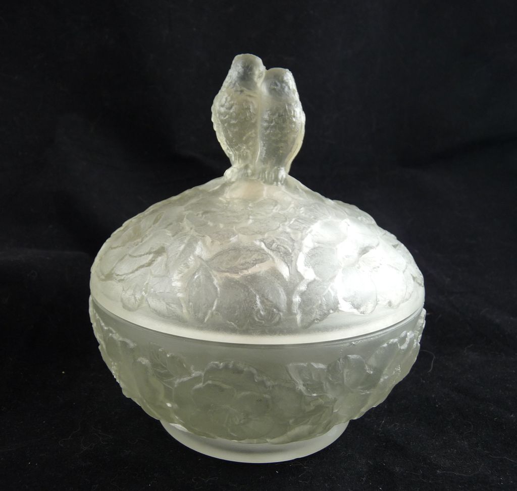 Vintage Art Deco Satin Glass Powder Box Lovebirds Vintage Art Deco Satin Glass Powder Box Lovebirds