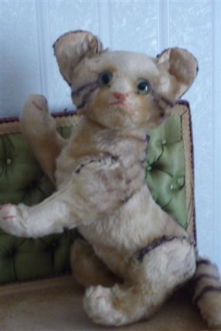 Most wanted...Largest size cat from Steiff. Most wanted...Largest size cat from Steiff.