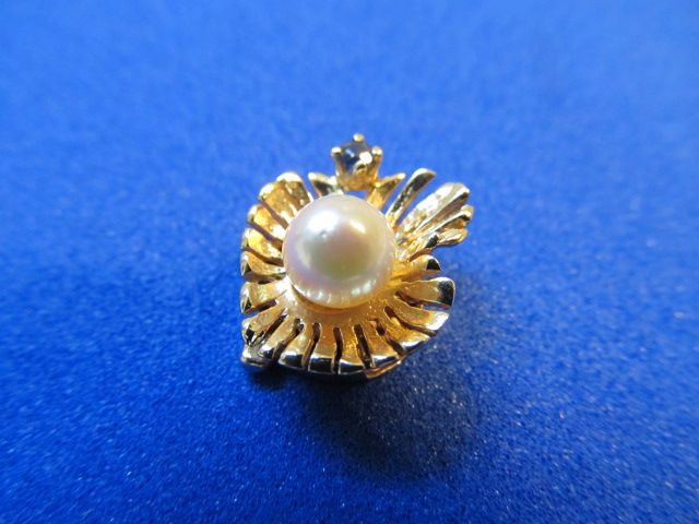 Stunning 14 karat Gold Clasp With Cultured Pearl and Sapphire Stunning 14 karat Gold Clasp With Cultured Pearl and Sapphire