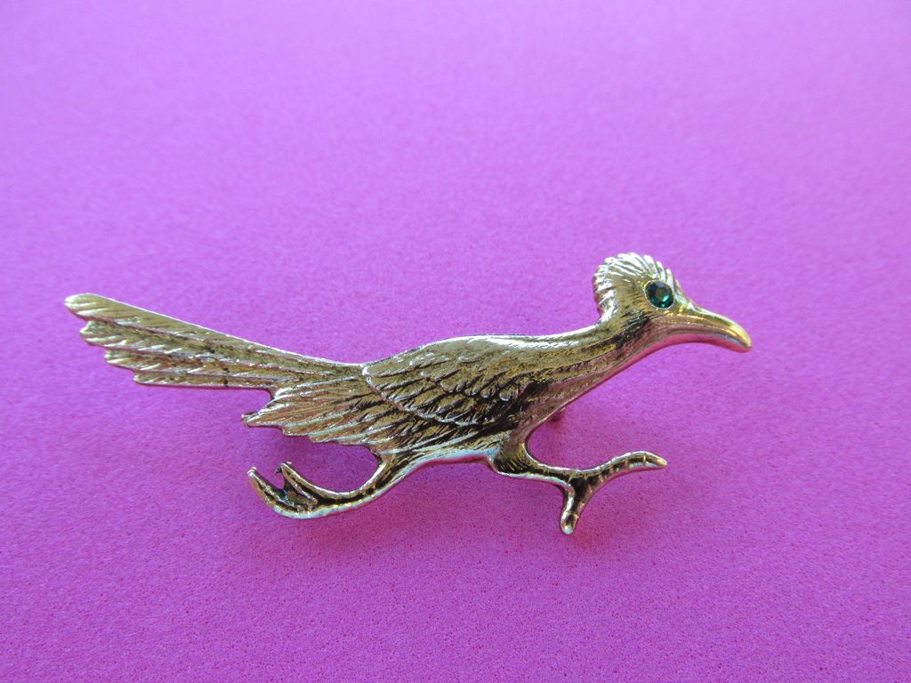 Vintage Gold Tone Road Runner Brooch Pin With Emerald Rhinestone Vintage Gold Tone Road Runner Brooch Pin With Emerald Rhinestone