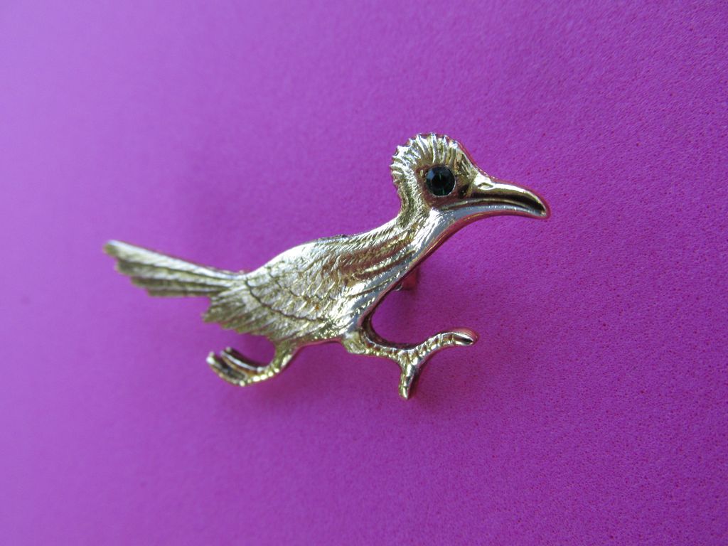 Vintage Gold Tone Road Runner Brooch Pin With Emerald Rhinestone Vintage Gold Tone Road Runner Brooch Pin With Emerald Rhinestone