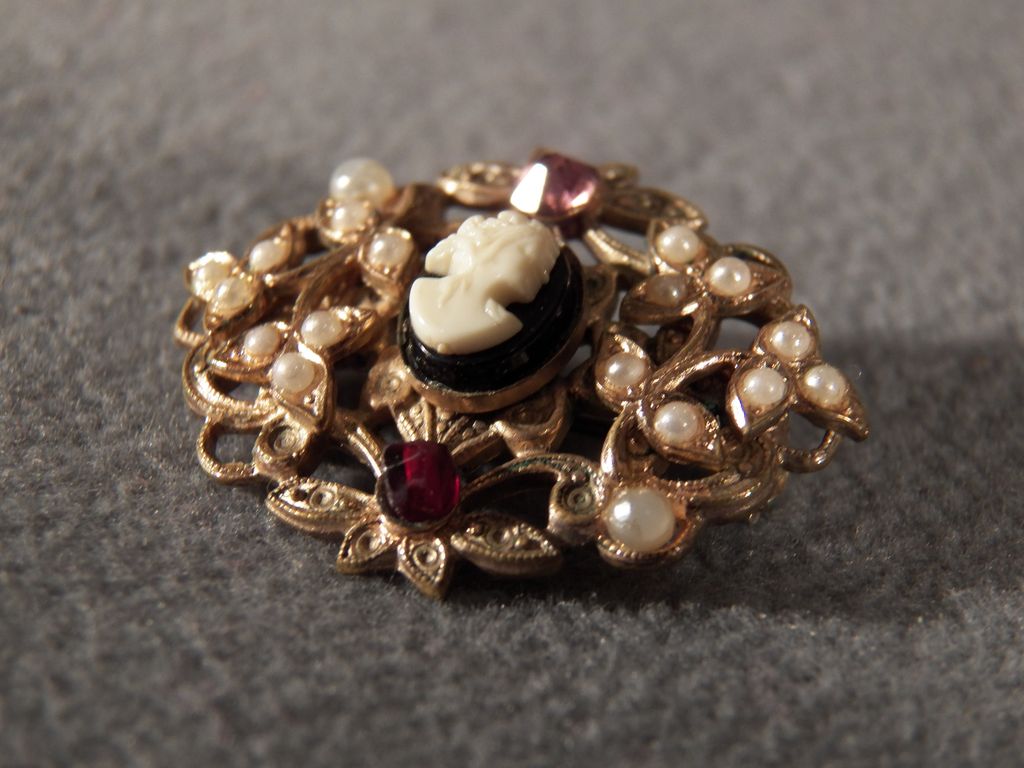 Vintage Yellow Gold Tone Cameo Multi Round Rhinestone Faux Pearl Pin Brooch Vintage Yellow Gold Tone Cameo Multi Round Rhinestone Faux Pearl Pin Brooch