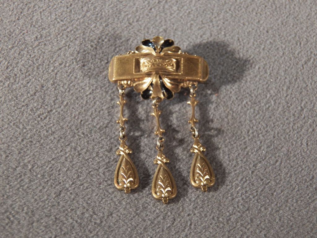 Vintage Yellow Gold Tone Fancy Scrolled Raised Relief Etched Enameled Dangle Pin Brooch Vintage Yellow Gold Tone Fancy Scrolled Raised Relief Etched Enameled Dangle Pin Brooch