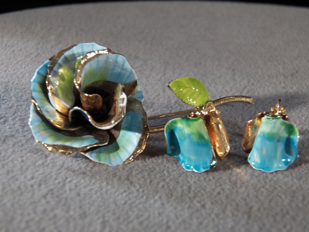 Vintage Yellow Gold Tone Enameled Domed Dimensional Oblong Floral Leave Design Pin Brooch Clip on Earring SET Vintage Yellow Gold Tone Enameled Domed Dimensional Oblong Floral Leave Design Pin Brooch Clip on Earring SET