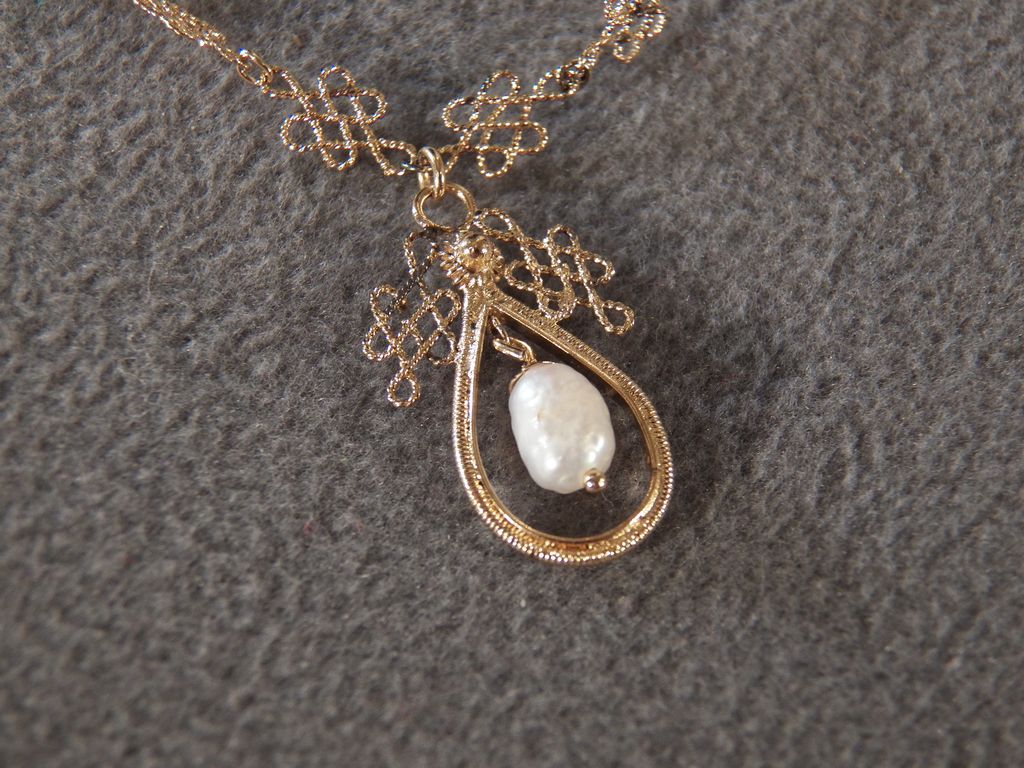Vintage Sterling Silver Yellow Gold Over Lay 5 Cultured Pearl Fancy Filigree Scrolled Etched Link Lavaliere Dangle Necklace Chain Vintage Sterling Silver Yellow Gold Over Lay 5 Cultured Pearl Fancy Filigree Scrolled Etched Link Lavaliere Dangle Necklace Chain