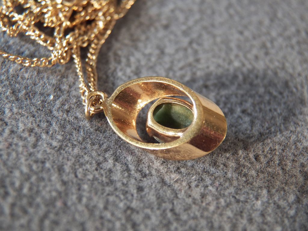 Vintage 12 K Yellow Gold Filled Oval Green Jade Fancy Raised Relief Pendant Charm Necklace Chain Vintage 12 K Yellow Gold Filled Oval Green Jade Fancy Raised Relief Pendant Charm Necklace Chain