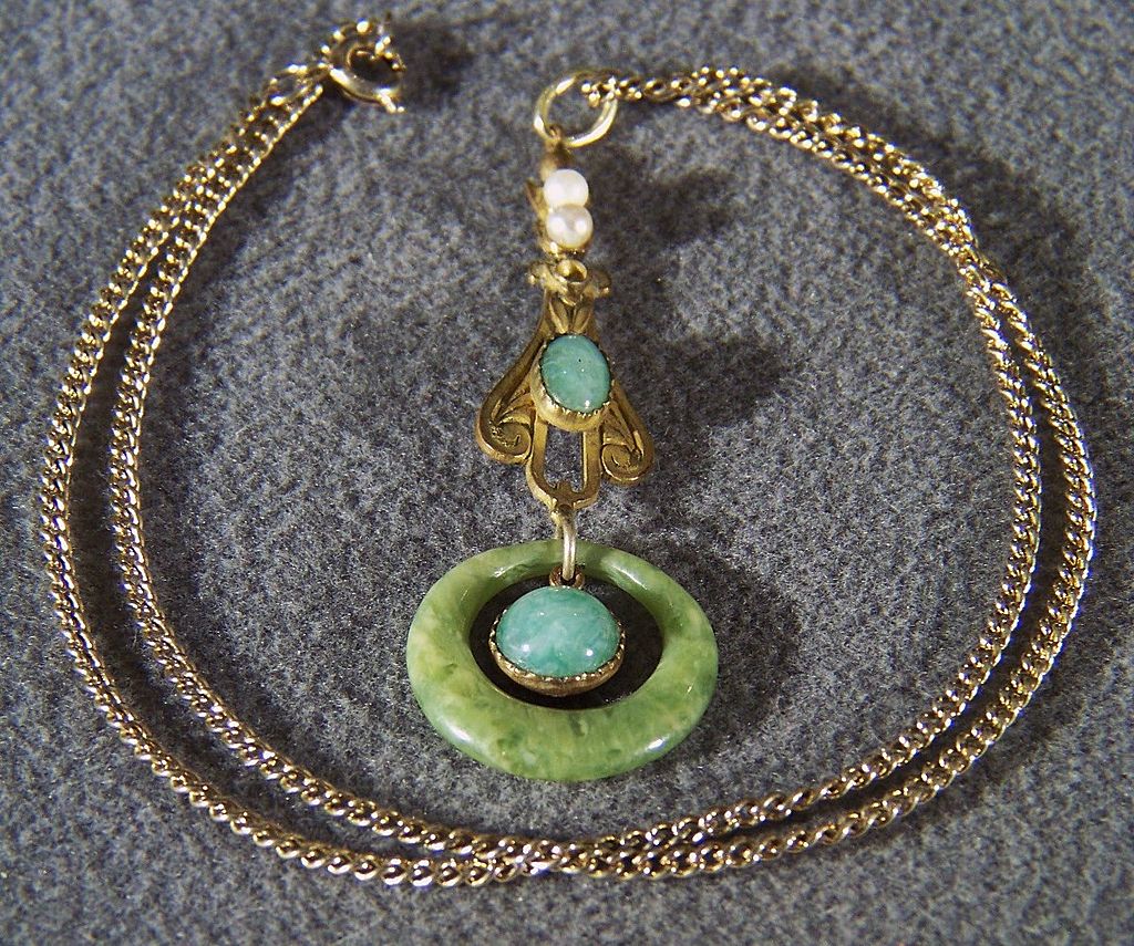 Vintage Gold-Filled Green Agate Cultured Pearl Lavaliere Necklace Vintage Gold-Filled Green Agate Cultured Pearl Lavaliere Necklace