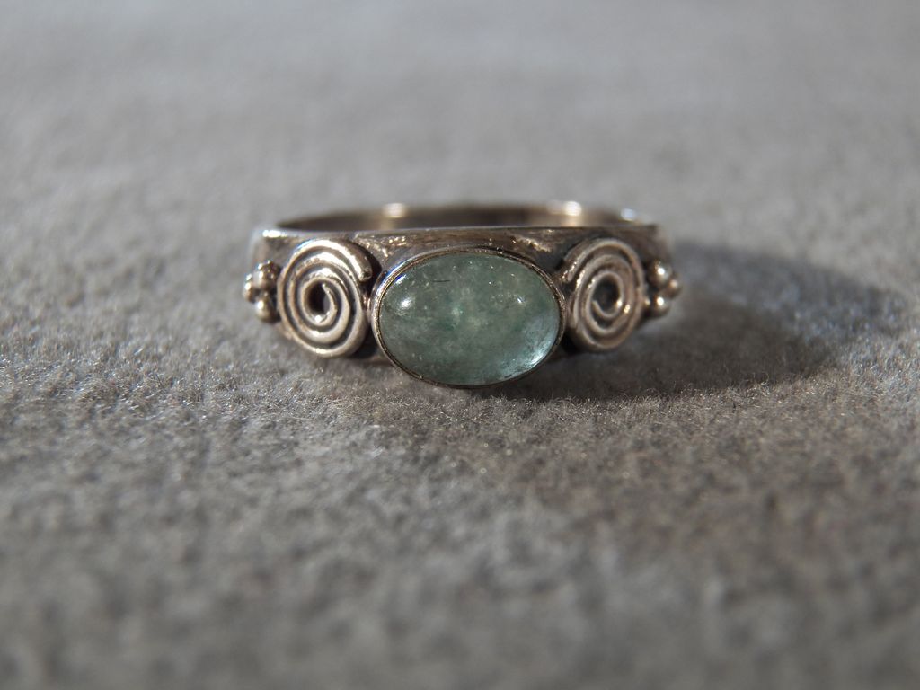 Vintage Sterling Silver Oval Green Moon Stone Fancy Filigree Etched Scrolled Bold Band Ring, Size 8 Vintage Sterling Silver Oval Green Moon Stone Fancy Filigree Etched Scrolled Bold Band Ring, Size 8