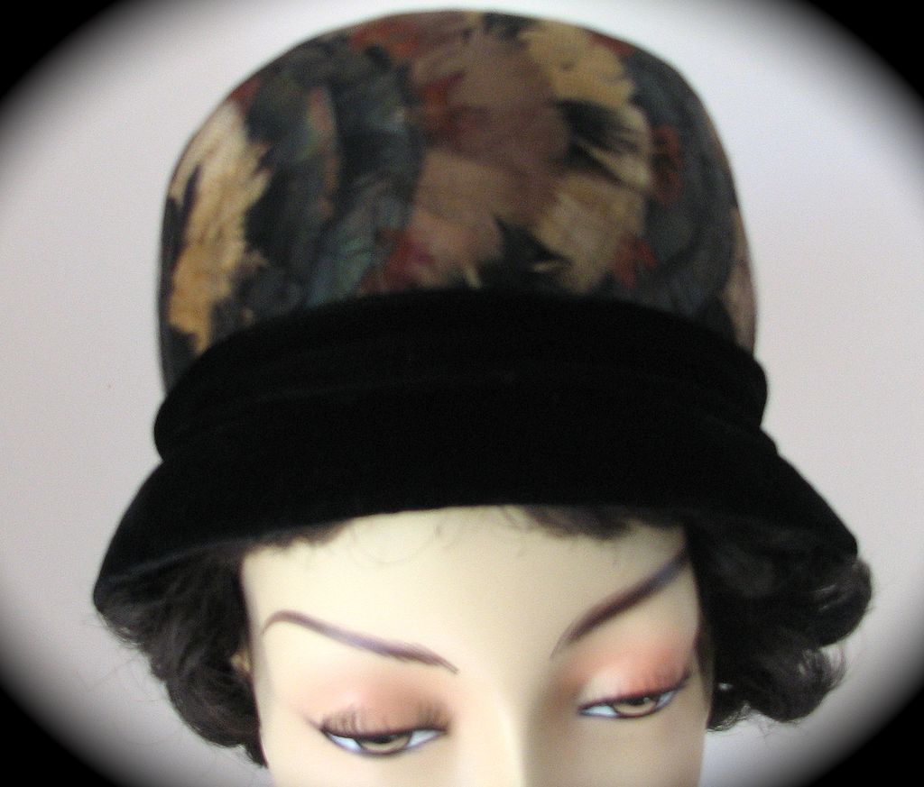 Hat Feathers Velvet 1950s Black Cloche Hat Feathers Velvet 1950s Black Cloche