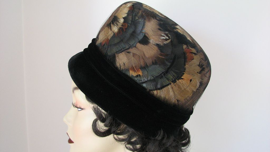 Hat Feathers Velvet 1950s Black Cloche Hat Feathers Velvet 1950s Black Cloche