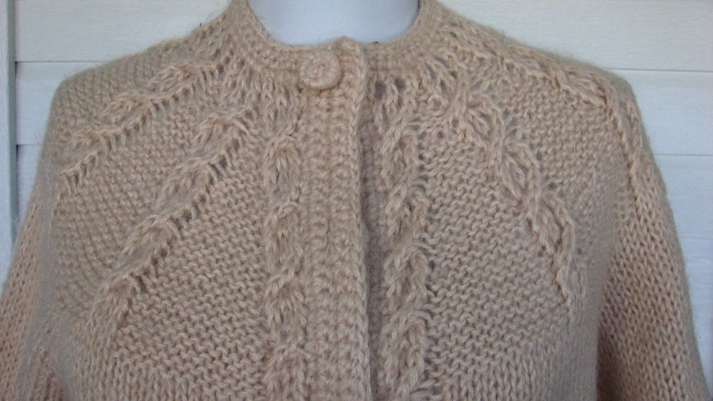 Cardigan Knitted Honey Wheat Cable VTG. Cardigan Knitted Honey Wheat Cable VTG.