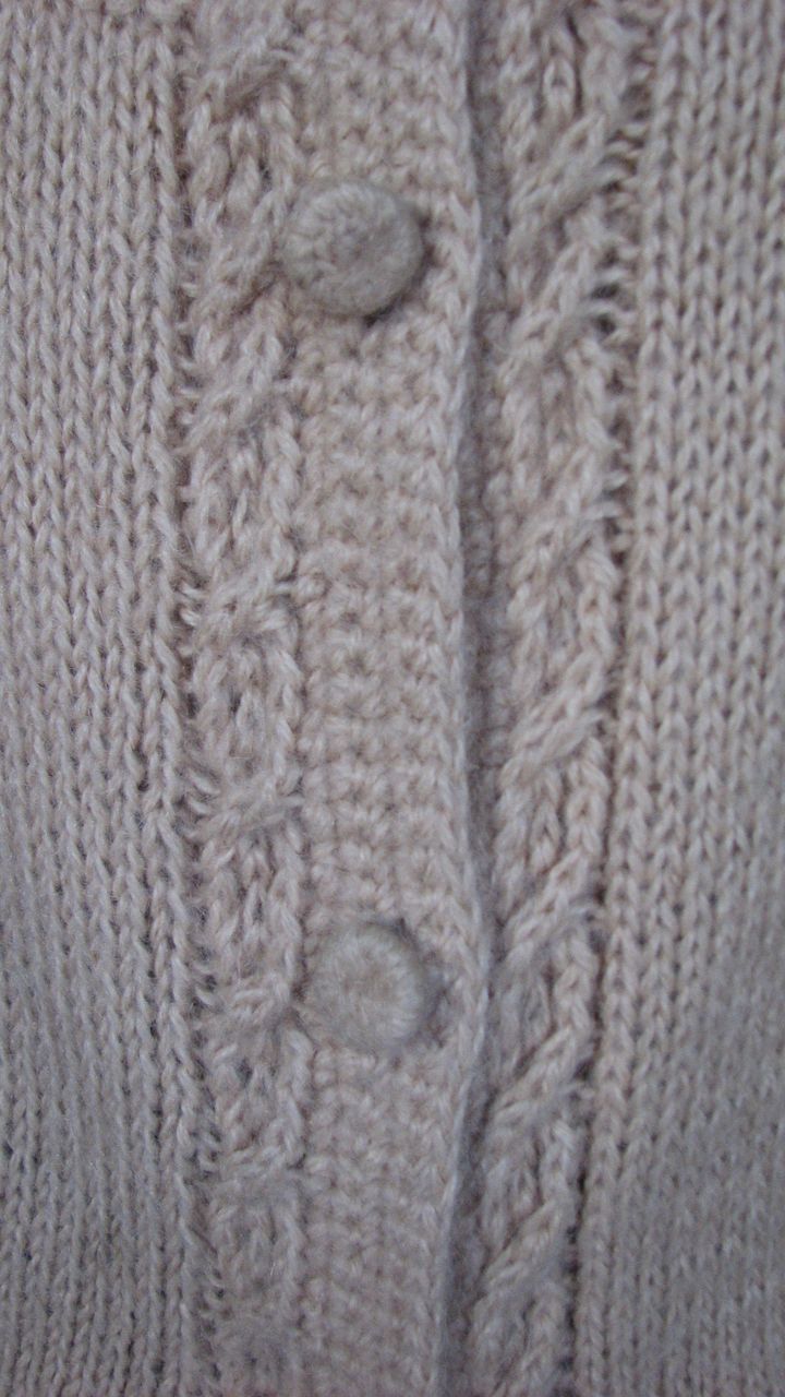 Cardigan Knitted Honey Wheat Cable VTG. Cardigan Knitted Honey Wheat Cable VTG.