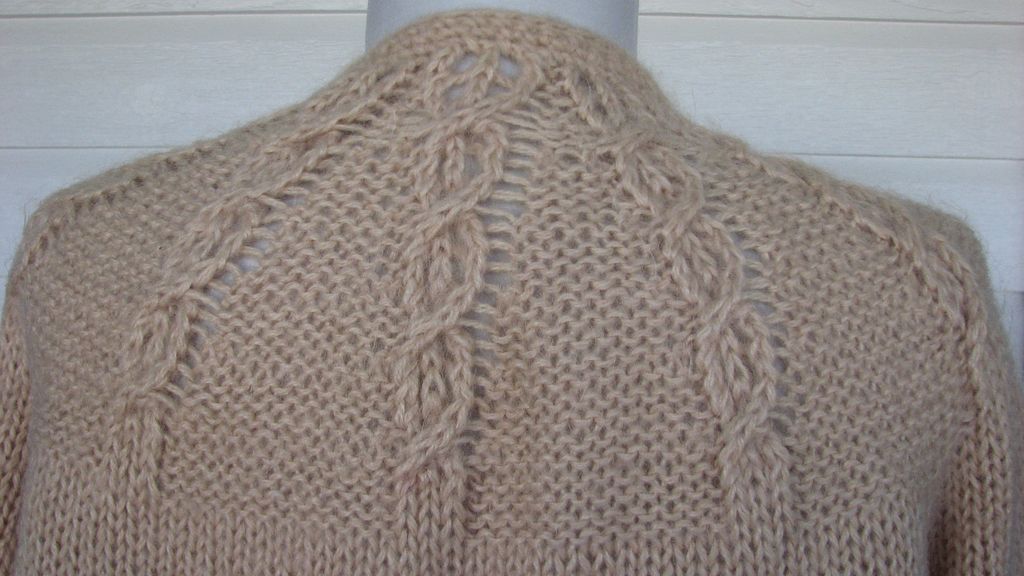Cardigan Knitted Honey Wheat Cable VTG. Cardigan Knitted Honey Wheat Cable VTG.