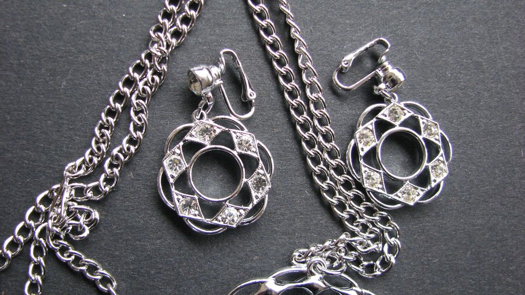 Sarah Coventry Swan Lake Set 1972 Necklace Earrings Sarah Coventry Swan Lake Set 1972 Necklace Earrings