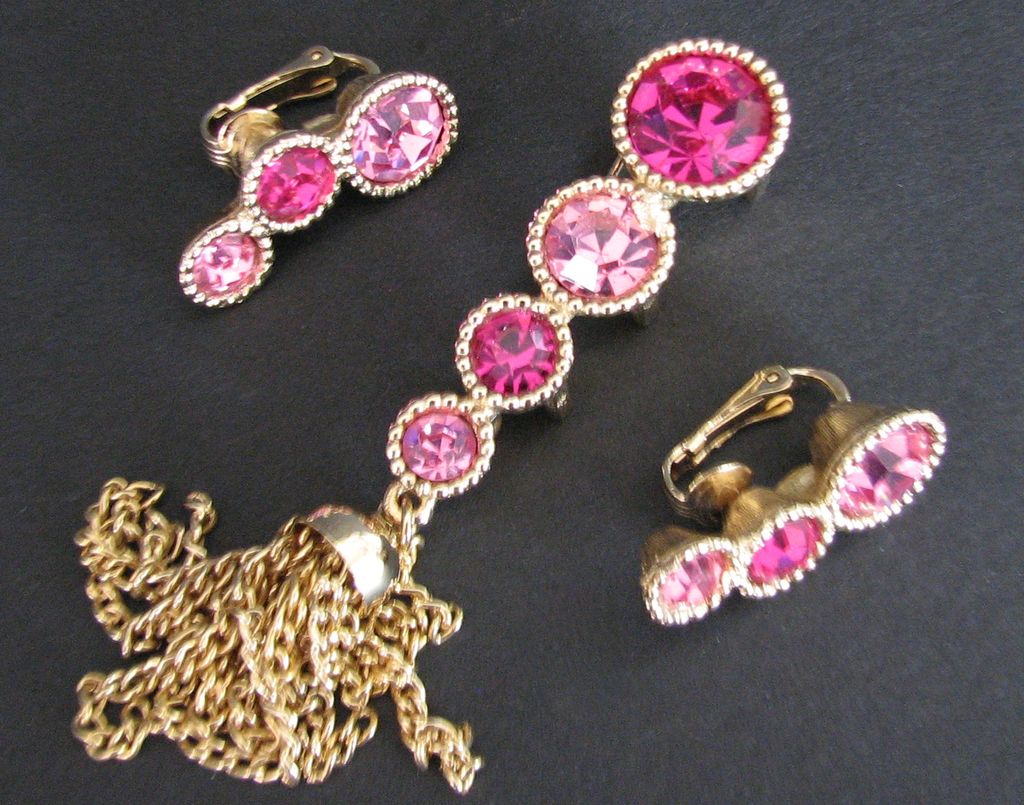 Sarah Coventry Saucy Brooch and Earrings Set 1960s Pink Sarah Coventry Saucy Brooch and Earrings Set 1960s Pink