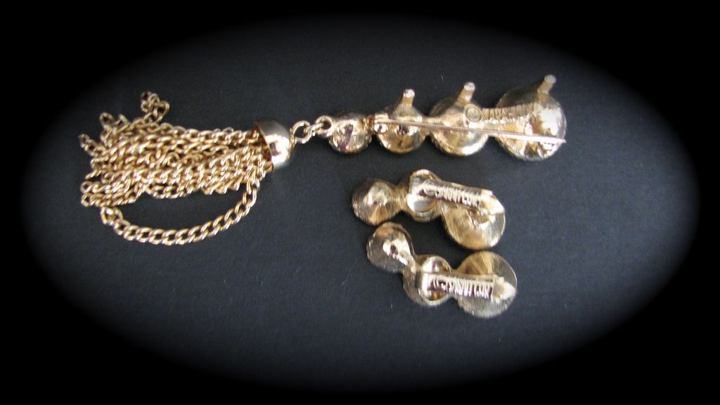 Sarah Coventry Saucy Brooch and Earrings Set 1960s Pink Sarah Coventry Saucy Brooch and Earrings Set 1960s Pink