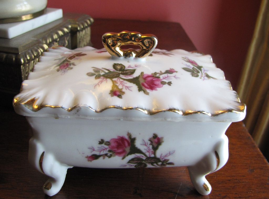Beautiful Moss Rose Gilt Footed Trinket Box Mid Century Japan Beautiful Moss Rose Gilt Footed Trinket Box Mid Century Japan