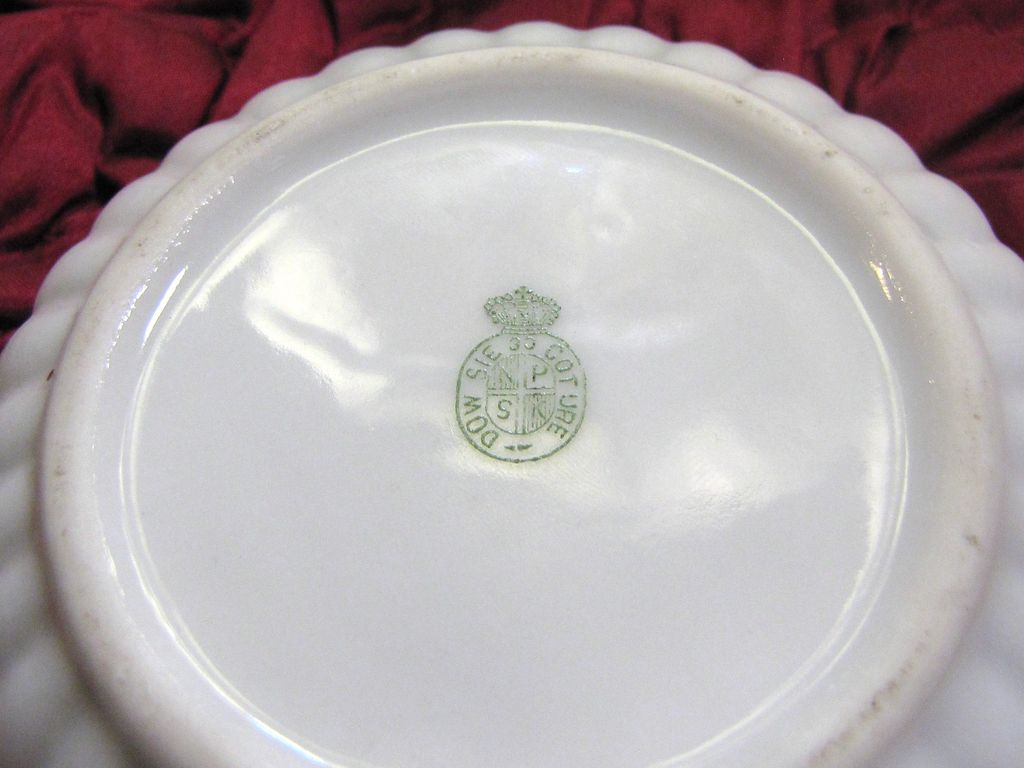 Beautiful Vintage Hand Painted Porcelain Trinket Box Beautiful Vintage Hand Painted Porcelain Trinket Box
