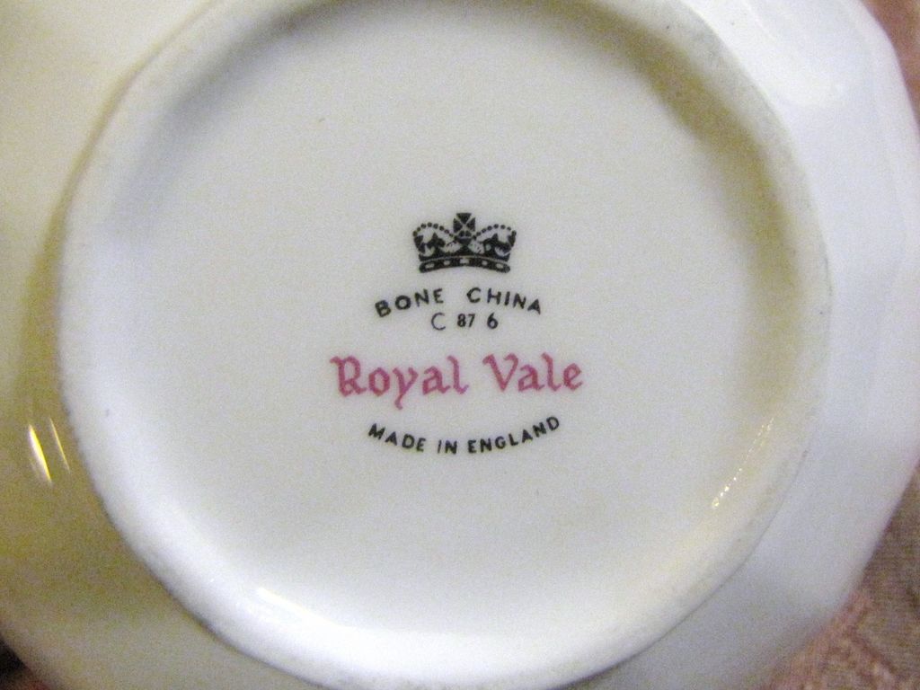 Super English Royal Vale Bone China Lidded Sugar Super English Royal Vale Bone China Lidded Sugar