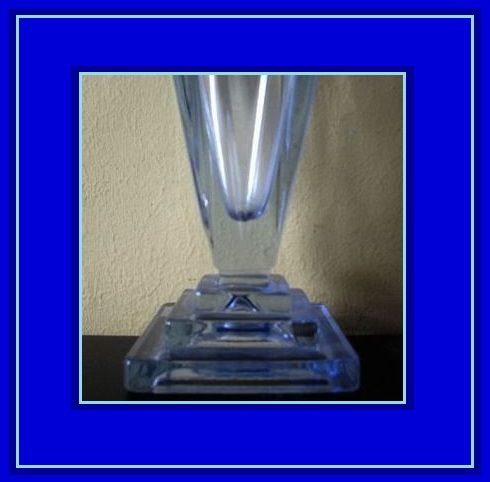 Beautiful Bagley Glass Vase. WYNDHAM pattern, by Hardie Williamson. England. Circa 1933. Beautiful Bagley Glass Vase. WYNDHAM pattern, by Hardie Williamson. England. Circa 1933.
