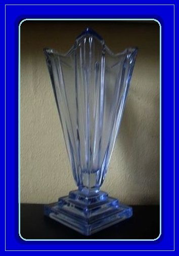 Beautiful Bagley Glass Vase. WYNDHAM pattern, by Hardie Williamson. England. Circa 1933. Beautiful Bagley Glass Vase. WYNDHAM pattern, by Hardie Williamson. England. Circa 1933.