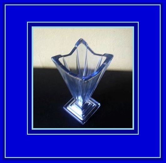Beautiful Bagley Glass Vase. WYNDHAM pattern, by Hardie Williamson. England. Circa 1933. Beautiful Bagley Glass Vase. WYNDHAM pattern, by Hardie Williamson. England. Circa 1933.