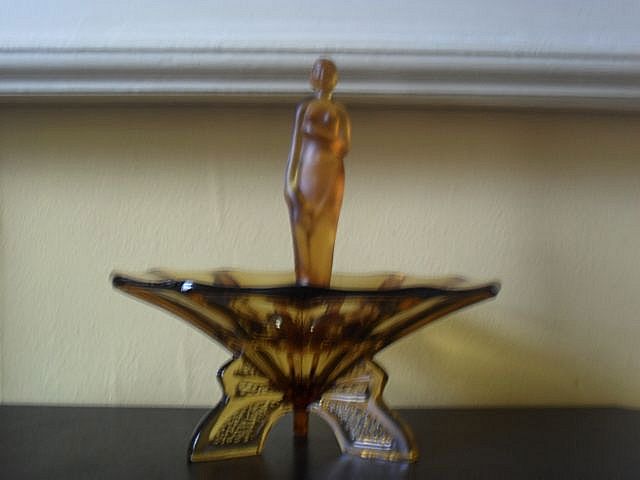 A Beautiful & Stylish Art Deco Amber Glass Center Piece by S Muller & Co. A Beautiful & Stylish Art Deco Amber Glass Center Piece by S Muller & Co.