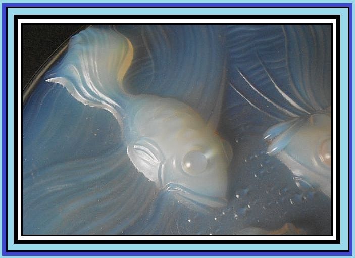 Splendid 10" 'dessous de plat aux poissons' Art Deco Opalescent Glass Trivet Tray by Verlys, France. Splendid 10" 'dessous de plat aux poissons' Art Deco Opalescent Glass Trivet Tray by Verlys, France.