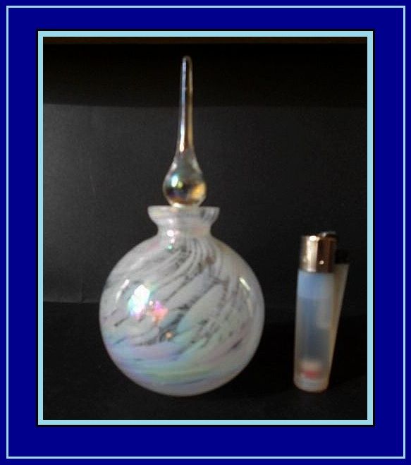 A Beautiful Vintage English Opal Lustre Glass Perfume Scent Bottle circa 1981. MINT & UNIQUE A Beautiful Vintage English Opal Lustre Glass Perfume Scent Bottle circa 1981. MINT & UNIQUE