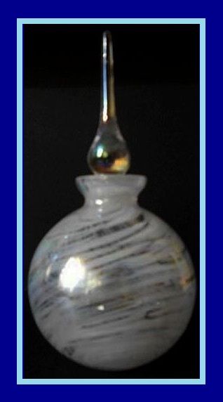 A Beautiful Vintage English Opal Lustre Glass Perfume Scent Bottle circa 1981. MINT & UNIQUE A Beautiful Vintage English Opal Lustre Glass Perfume Scent Bottle circa 1981. MINT & UNIQUE