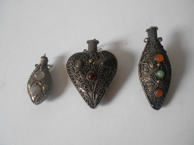 Early 20th Century Oriental Silver Snuff Bottle, with malachite, jade & quartz. Early 20th Century Oriental Silver Snuff Bottle, with malachite, jade & quartz.