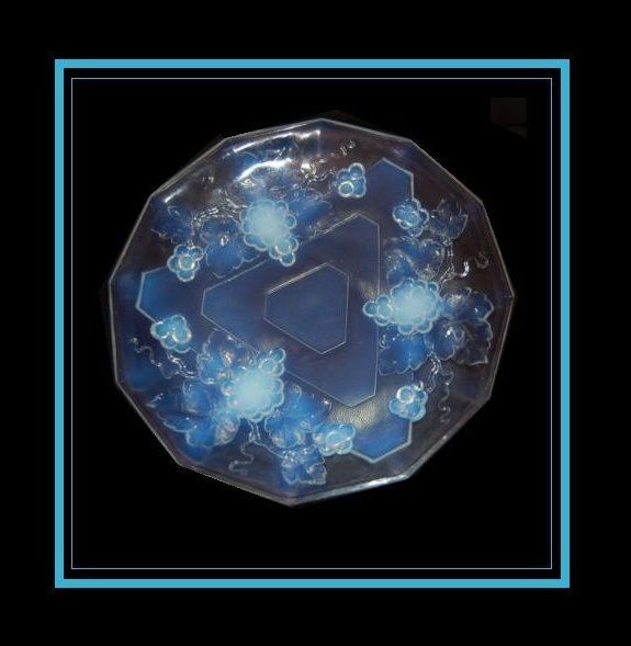 1930s French Art Deco 14 inch opalescent glass charger salver bowl by Verlux – Etling (Choisy-le-Roi) 1930s French Art Deco 14 inch opalescent glass charger salver bowl by Verlux – Etling (Choisy-le-Roi)