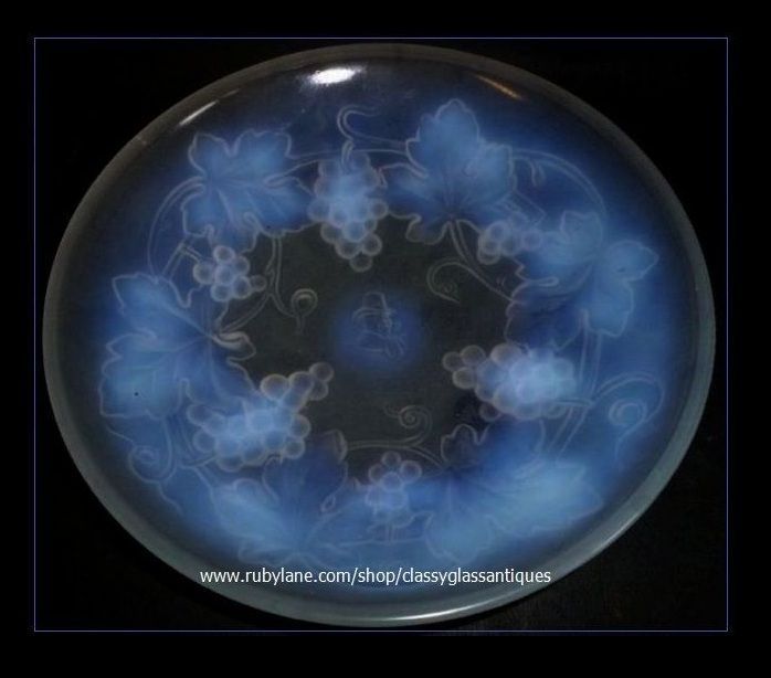 Choisy-le-Roi / Etling French Opalescent Glass Bowl, Designed by Cesari Choisy-le-Roi / Etling French Opalescent Glass Bowl, Designed by Cesari
