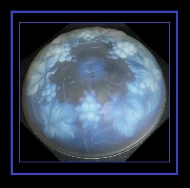 Choisy-le-Roi / Etling French Opalescent Glass Bowl, Designed by Cesari Choisy-le-Roi / Etling French Opalescent Glass Bowl, Designed by Cesari